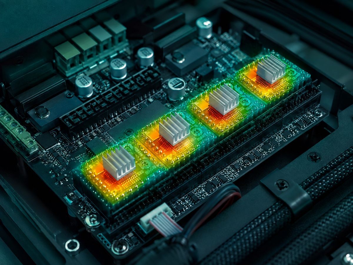 Módulos de potência com dissipadores sobre a placa, com mapa térmico ilustrativo sobreposto mostrando o gradiente de temperatura